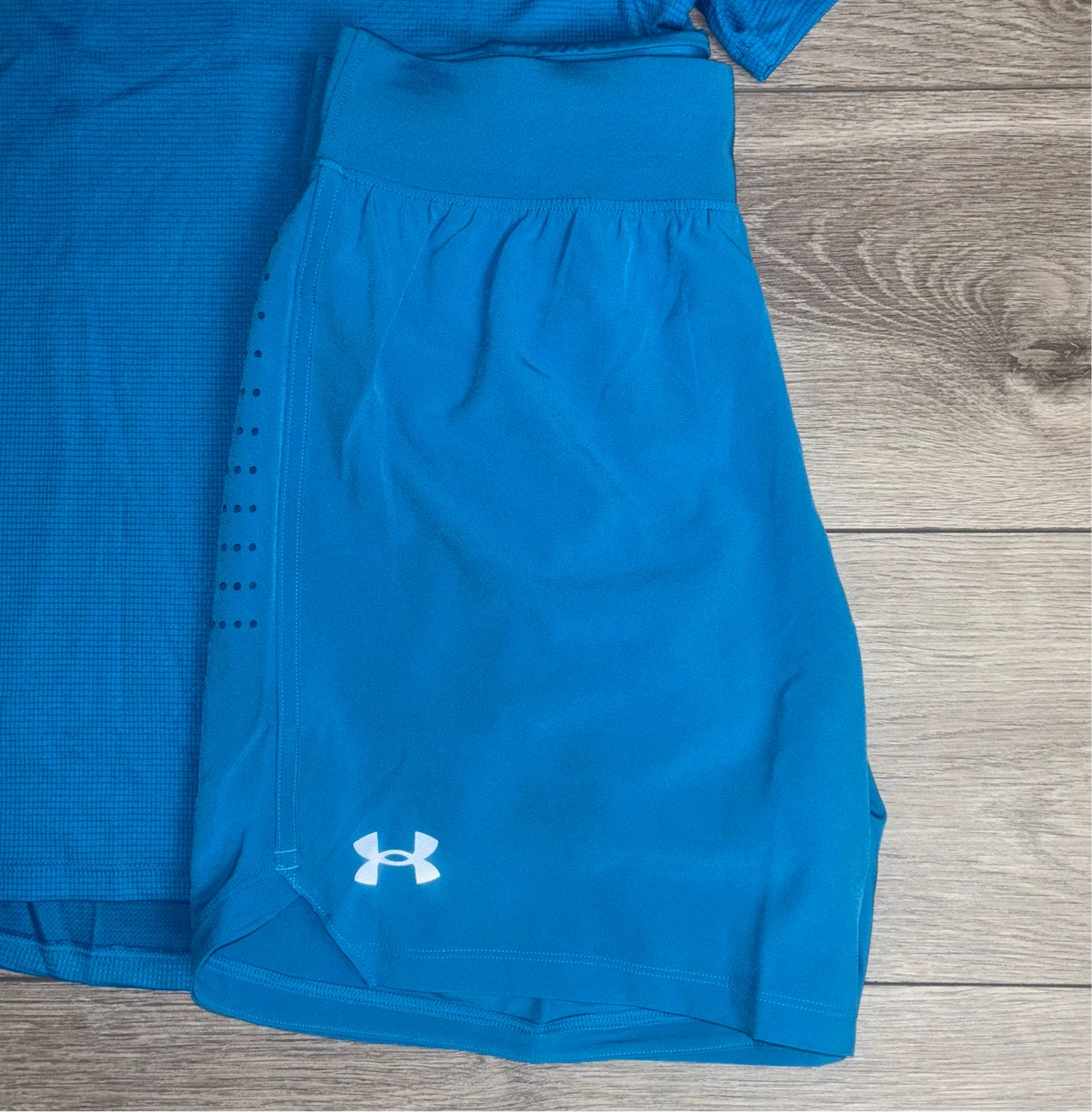 Under Armour Coolswitch Blue T-Shirt With Blue Launch Shorts