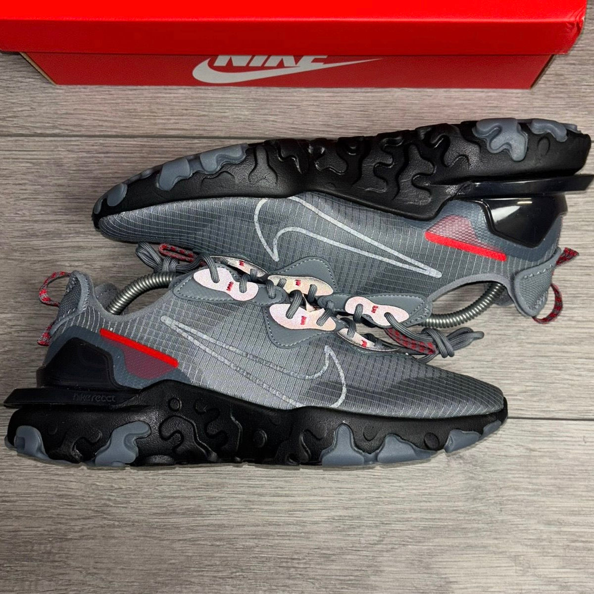 Nike React Cool Grey/University Red